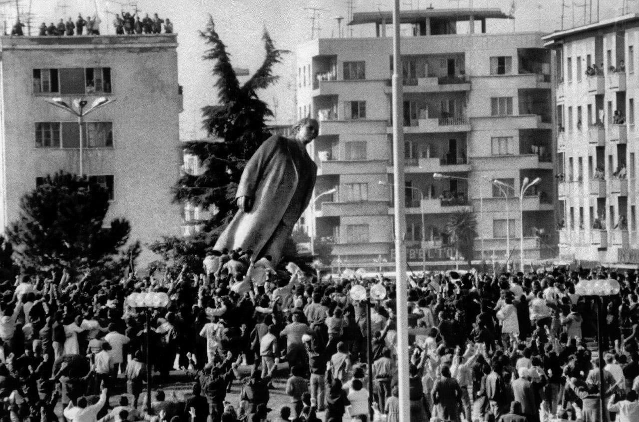 Hoxha statue falls in Albania 1990