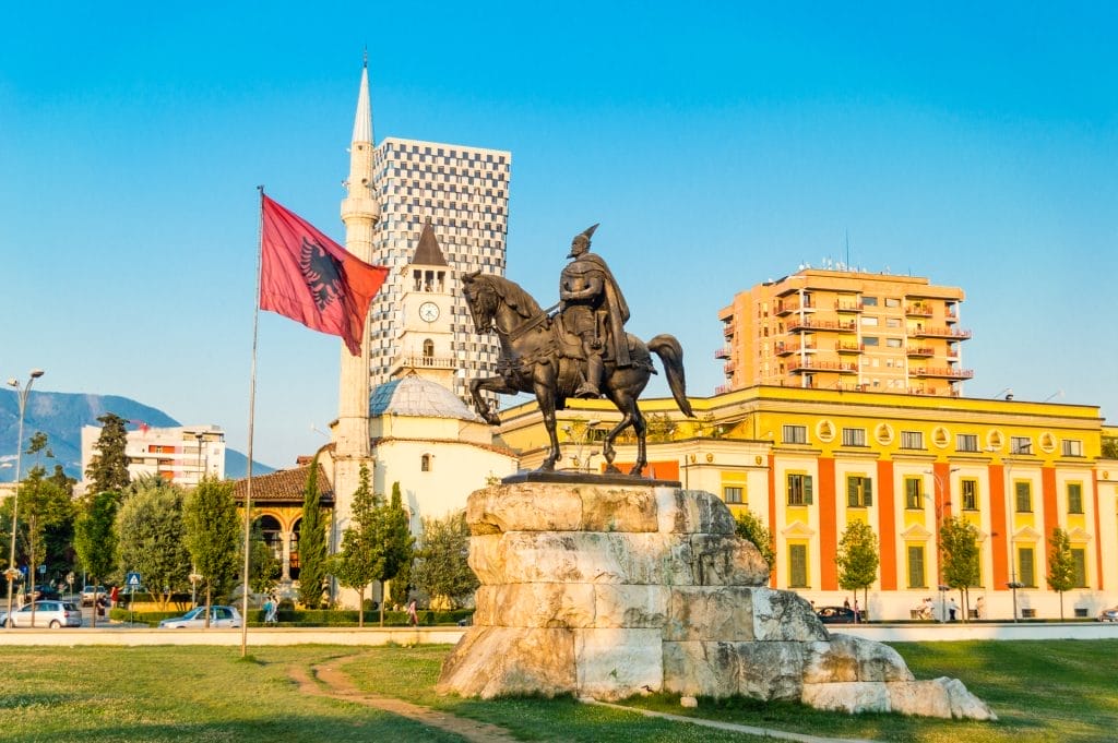 Sheshi Skënderbej dhe Xhamia e Et'hem Beut