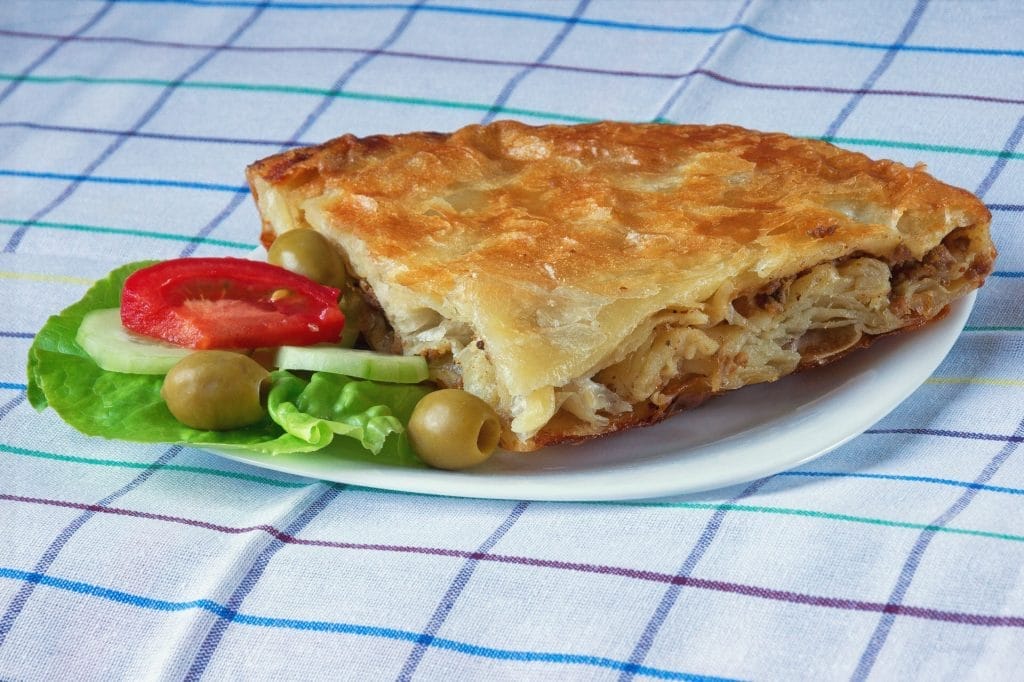 Byrek me mish - pjatë kombëtare, e njohur në Ballkan