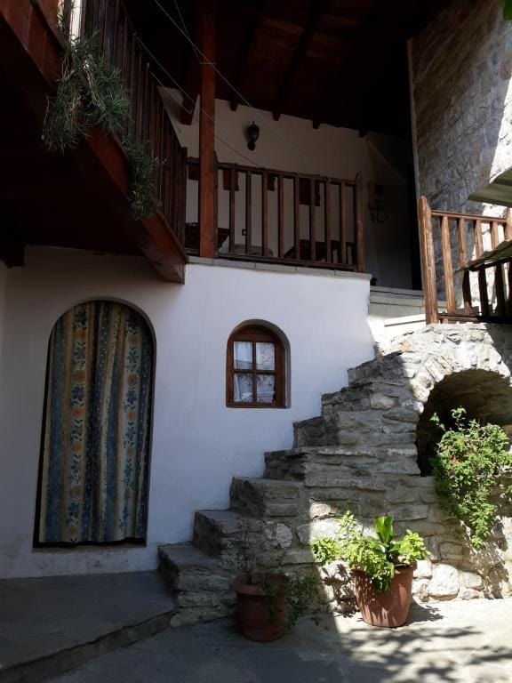 Hostel Mangalem Berat_5