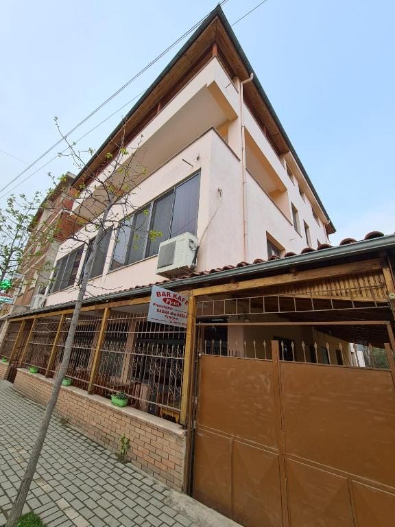 Bar Kafe Pjetri Guest House Paskuqan_1