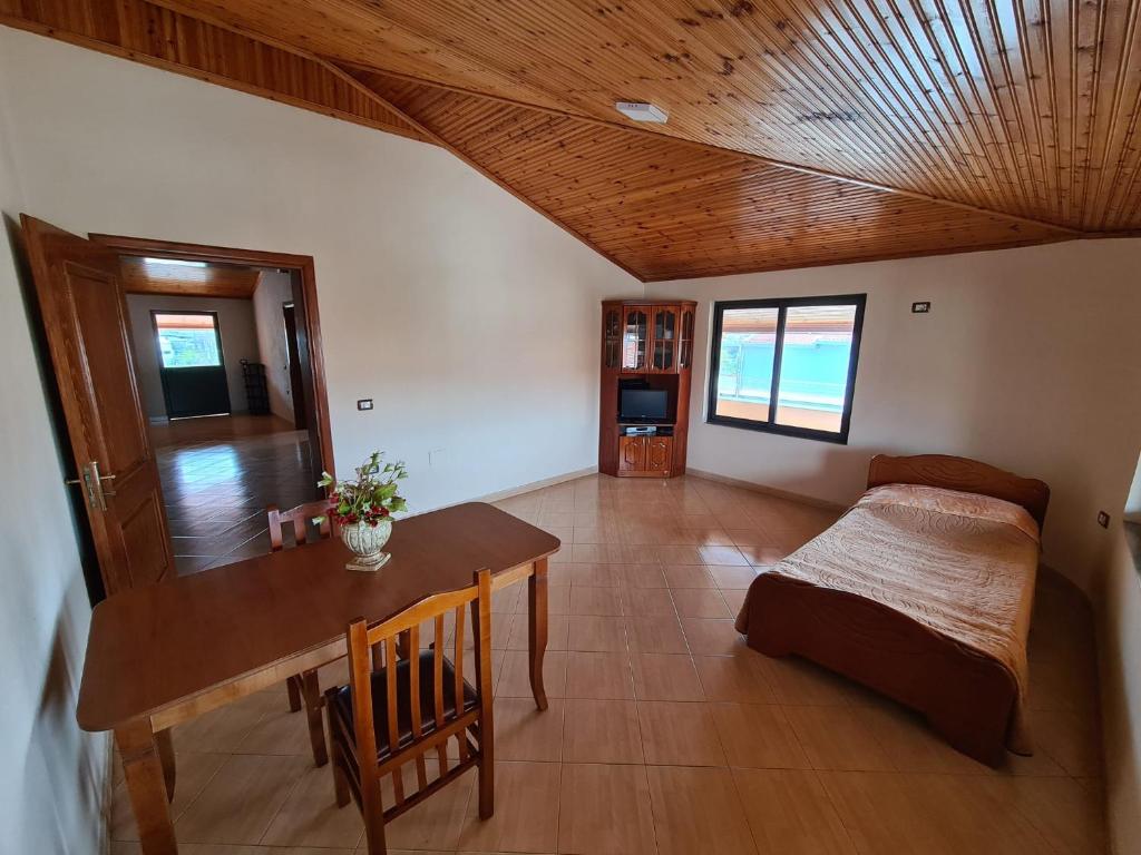 Bar Kafe Pjetri Guest House Paskuqan_7