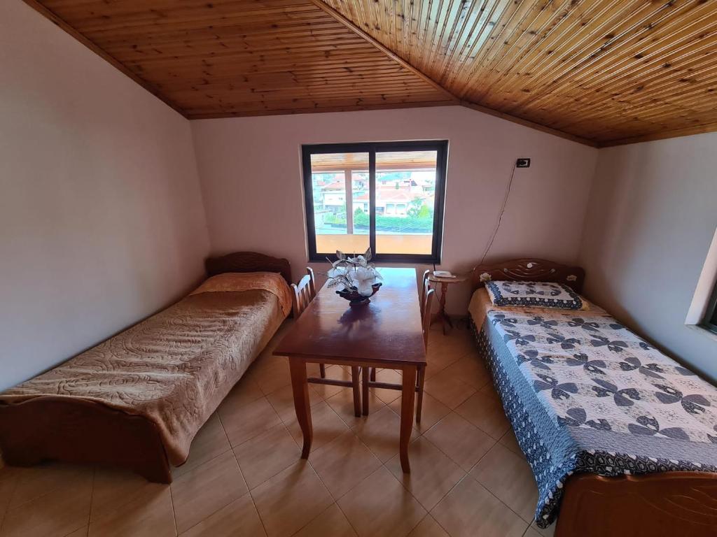 Bar Kafe Pjetri Guest House Paskuqan_12