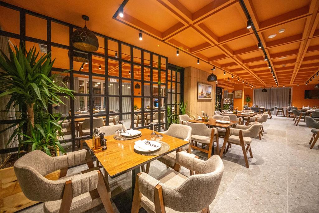 Azure Inn Hotel Sarandë_3