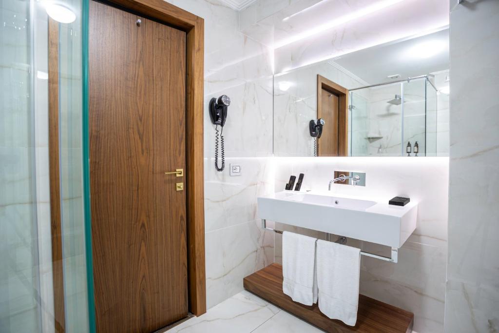 Select Hill Resort a bathroom with a mirror and sink