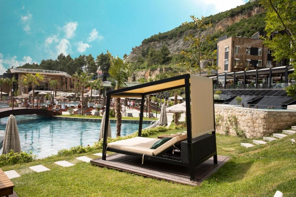 Select Hill Resort pool cabana