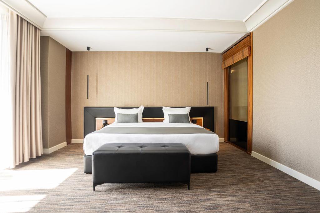 Select Hill Resort room bed