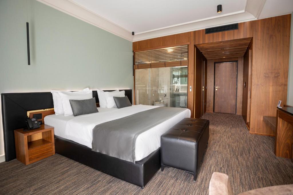 Select Hill Resort room bed