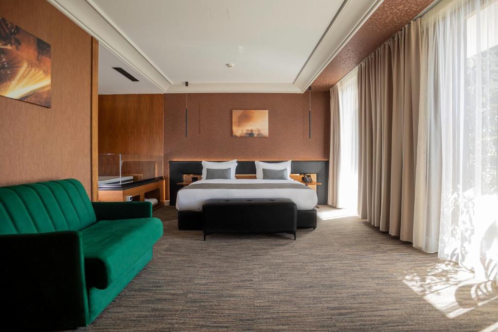 Zgjidhni Hill Resort një dhomë me një shtrat dhe një divan të gjelbër