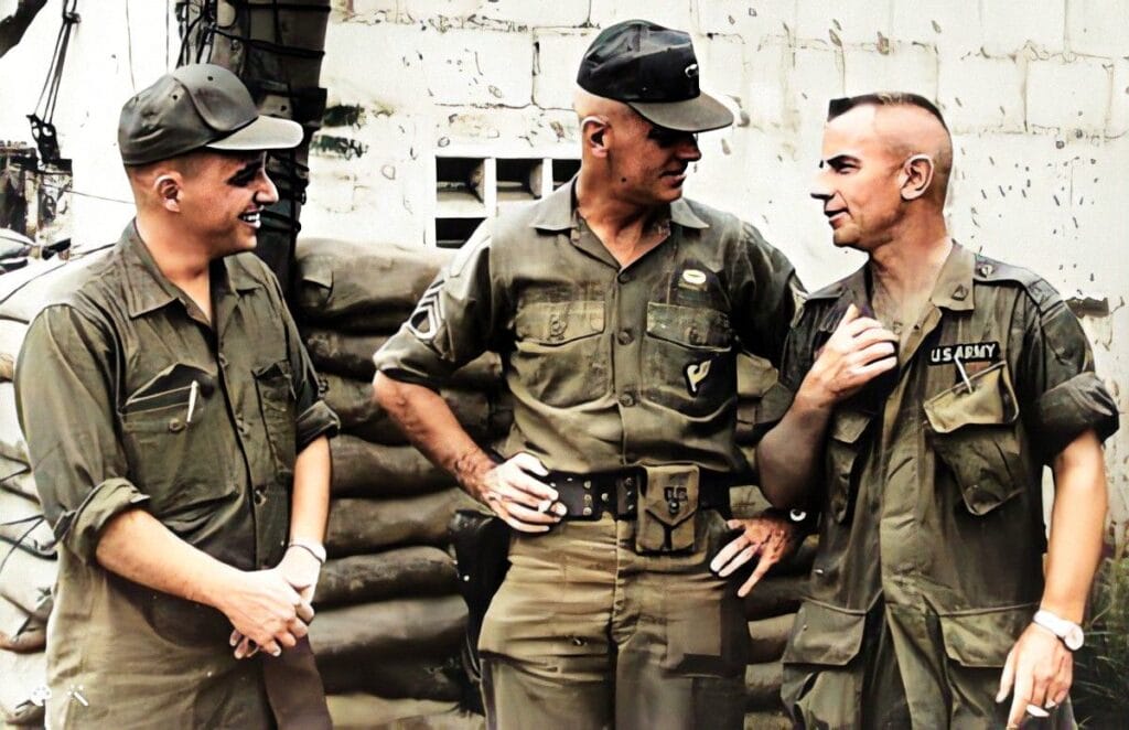 Charles Moskos në këmbë me 2 ushtarë të tjerë